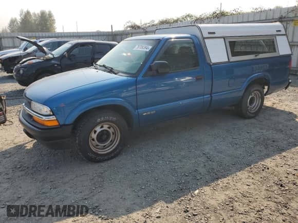 2001 Chevrolet S-10 LS z VIN 1GCCS14W718200680, wystawiony jako Copart lot #70709394 z przebiegiem 273 959 mil mil oraz Czysty tytuł • Clean title. Historia ofert i sprzedaży dostępna na DreamBid. Obrazek 1.