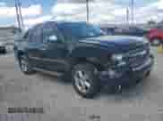 2011 Chevrolet Avalanche LTZ z VIN 3GNTKGE3XBG135334, wystawiony jako Copart lot #70121585 z przebiegiem 103 522 mil mil oraz Szkoda całkowita • Salvage title. Historia ofert i sprzedaży dostępna na DreamBid. Obrazek 4.