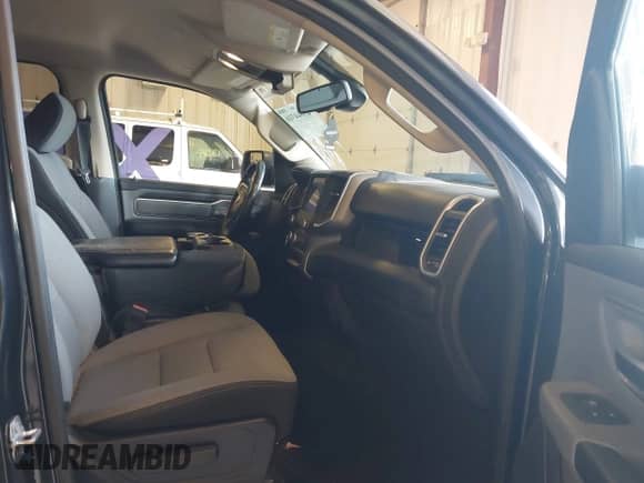 2019 Ram 1500 Big Horn z VIN 1C6RRFFGXKN751754, wystawiony jako IAAI lot #43044316 z przebiegiem 95 206 mil mil oraz . Historia ofert i sprzedaży dostępna na DreamBid. Obrazek 5.