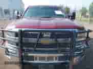 2015 Chevrolet Silverado 2500HD LTZ z VIN 1GC1KWEGXFF195764, wystawiony jako IAAI lot #42810495 z przebiegiem 150 246 mil mil oraz . Historia ofert i sprzedaży dostępna na DreamBid. Obrazek 12.