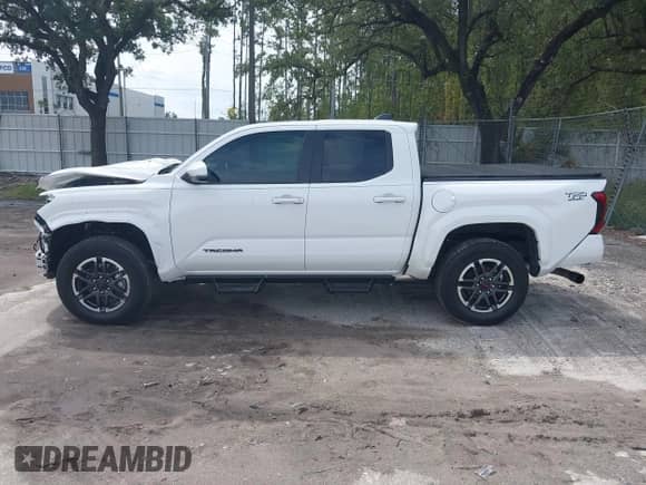 2025 Toyota Tacoma SR5 with VIN 3TMKB5FN2SM028806, listed as a IAAI auction lot 43258727 with 10,320 mi miles and . Bid and sale history available at DreamBid. Image 14.