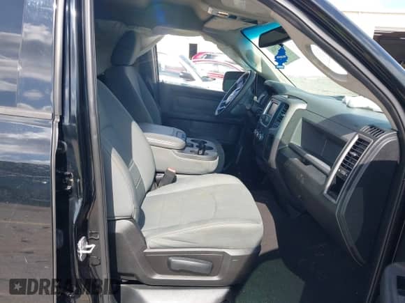 2014 Ram 1500 Express z VIN 1C6RR6FT9ES198064, wystawiony jako IAAI lot #42473916 z przebiegiem 180 137 mil mil oraz . Historia ofert i sprzedaży dostępna na DreamBid. Obrazek 5.