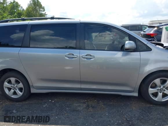 2018 Toyota Sienna LE Auto Access Seat с VIN 5TDKZ3DCXJS948439, выставлен на аукционе IAAI как лот 42860070 с пробегом 110 543 миль миль и . История ставок и продаж доступна на DreamBid. Изображение 14.