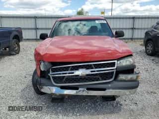 2006 Chevrolet Silverado 1500 Work Truck z VIN 1GCEC14V86Z113837, wystawiony jako Copart lot #70053145 z przebiegiem 261 633 mil mil oraz Szkoda całkowita • Salvage title. Historia ofert i sprzedaży dostępna na DreamBid. Obrazek 5.