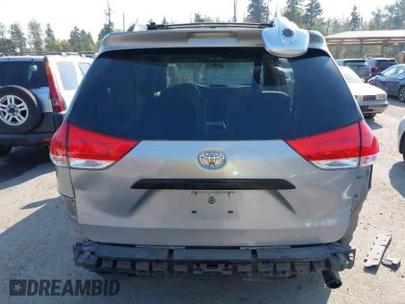 2012 Toyota Sienna с VIN 5TDKA3DC5CS012304, выставлен на аукционе IAAI как лот 43139457 с пробегом 179 657 миль миль и . История ставок и продаж доступна на DreamBid. Изображение 17.