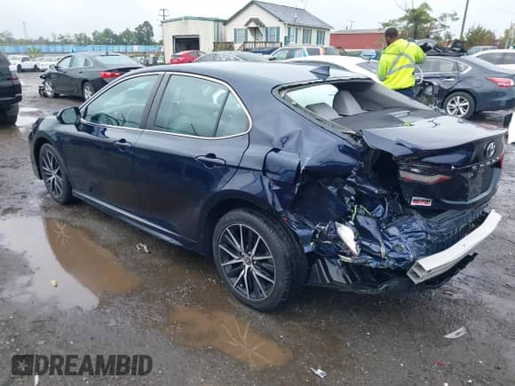 2021 Toyota Camry SE Nightshade z VIN 4T1G11AK8MU585082, wystawiony jako IAAI lot #43245347 z przebiegiem 88 301 mil mil oraz . Historia ofert i sprzedaży dostępna na DreamBid. Obrazek 3.