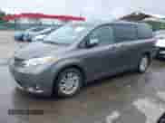 2013 Toyota Sienna XLE AAS с VIN 5TDYK3DCXDS400038, выставлен на аукционе IAAI как лот 43152738 с пробегом 182 596 миль миль и . История ставок и продаж доступна на DreamBid. Изображение 18.