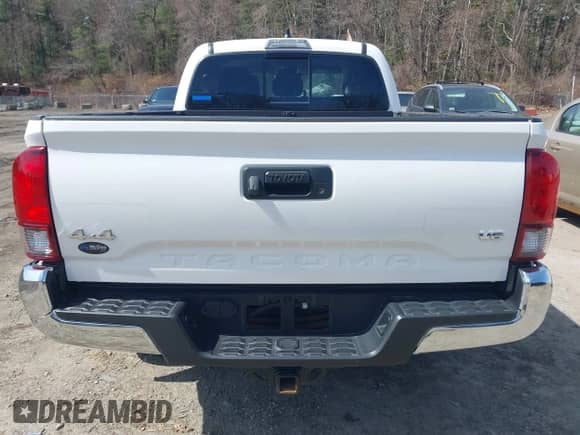 2021 Toyota Tacoma SR5 z VIN 3TMDZ5BN4MM118505, wystawiony jako IAAI lot #41920089 z przebiegiem 30 693 mil mil oraz . Historia ofert i sprzedaży dostępna na DreamBid. Obrazek 16.