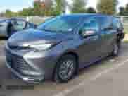 2021 Toyota Sienna LE z VIN 5TDKRKEC5MS038145, wystawiony jako IAAI lot #43379225 z przebiegiem 65 108 mil mil oraz . Historia ofert i sprzedaży dostępna na DreamBid. Obrazek 2.