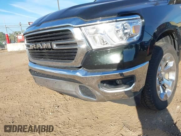 2019 Ram 1500 Big Horn z VIN 1C6SRFFT0KN765967, wystawiony jako IAAI lot #43421168 z przebiegiem 159 044 mil mil oraz . Historia ofert i sprzedaży dostępna na DreamBid. Obrazek 18.