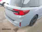 2025 Honda Odyssey Sport-L z VIN 5FNRL6H7XSB051268, wystawiony jako IAAI lot #43288980 z przebiegiem 15 079 mil mil oraz . Historia ofert i sprzedaży dostępna na DreamBid. Obrazek 6.