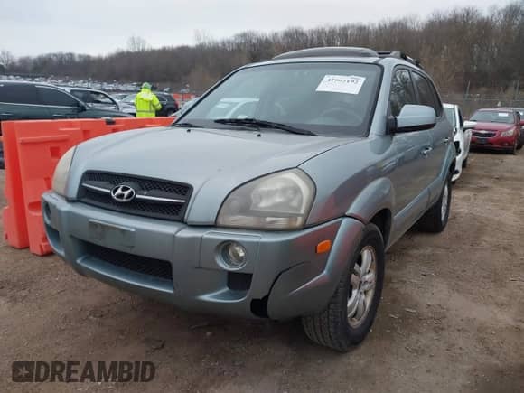 2007 Hyundai Tucson SE z VIN KM8JN72D47U482954, wystawiony jako IAAI lot #41902192 z przebiegiem 170 045 mil mil oraz . Historia ofert i sprzedaży dostępna na DreamBid. Obrazek 2.