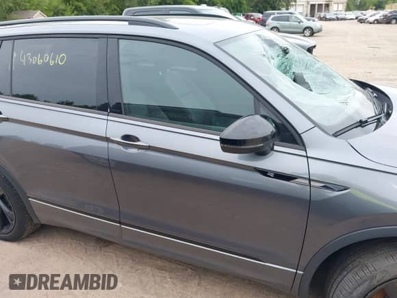 2024 Volkswagen Tiguan SE R-Line Black с VIN 3VV8B7AX9RM105729, выставлен на аукционе IAAI как лот 43060610 с пробегом 13 435 миль миль и . История ставок и продаж доступна на DreamBid. Изображение 13.