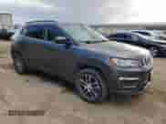 2019 Jeep Compass Latitude z VIN 3C4NJCBB1KT658449, wystawiony jako Copart lot #67523185 z przebiegiem 97 457 mil mil oraz Czysty tytuł • Clean title. Historia ofert i sprzedaży dostępna na DreamBid. Obrazek 4.
