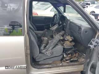 1998 Chevrolet S-10 LS с VIN 1GCCS1948W8225697, выставлен на аукционе IAAI как лот 43286170 с пробегом 238 827 миль миль и . История ставок и продаж доступна на DreamBid. Изображение 5.