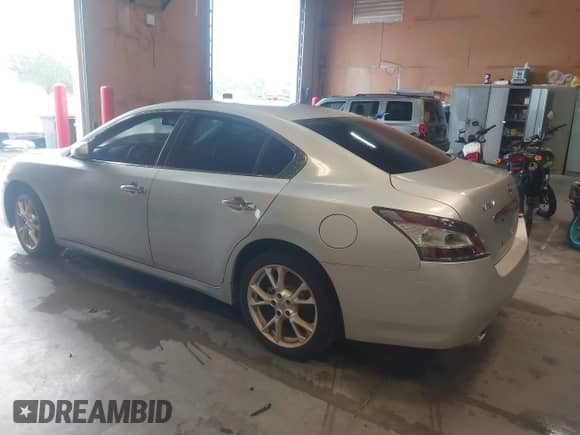 2014 Nissan Maxima S z VIN 1N4AA5AP8EC442319, wystawiony jako IAAI lot #42947282 z przebiegiem 116 708 mil mil oraz . Historia ofert i sprzedaży dostępna na DreamBid. Obrazek 3.