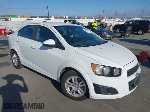 2013 Chevrolet Sonic LT z VIN 1G1JC5SG1D4163184, wystawiony jako IAAI lot #43299118 z przebiegiem 131 205 mil mil oraz . Historia ofert i sprzedaży dostępna na DreamBid. Obrazek 1.