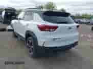 2022 Chevrolet TrailBlazer RS z VIN KL79MUSL8NB130952, wystawiony jako IAAI lot #42264409 z przebiegiem 24 201 mil mil oraz . Historia ofert i sprzedaży dostępna na DreamBid. Obrazek 3.