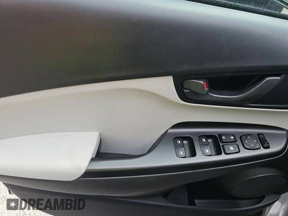 2023 Hyundai Kona SEL z VIN KM8K62ABXPU027062, wystawiony jako IAAI lot #42905825 z przebiegiem 30 902 mil mil oraz . Historia ofert i sprzedaży dostępna na DreamBid. Obrazek 1.