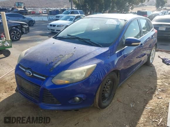 2014 Ford Focus Titanium z VIN 1FADP3N27EL169470, wystawiony jako IAAI lot #43073602 z przebiegiem 244 891 mil mil oraz . Historia ofert i sprzedaży dostępna na DreamBid. Obrazek 2.