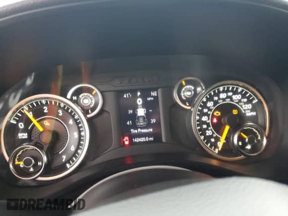 2019 Ram 1500 Tradesman z VIN 1C6SRFGT6KN704735, wystawiony jako Copart lot #86543115 z przebiegiem 142 420 mil mil oraz Czysty tytuł • Clean title. Historia ofert i sprzedaży dostępna na DreamBid. Obrazek 9.