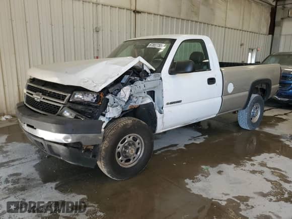 2006 Chevrolet Silverado 2500HD LS с VIN 1GCHC24U26E189877, выставлен на аукционе Copart как лот 67852755 с пробегом Не указан миль и На запчасти • Non repairable. История ставок и продаж доступна на DreamBid. Изображение 1.