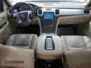 2009 Cadillac Escalade z VIN 1GYFC43569R120839, wystawiony jako Copart lot #77194234 z przebiegiem 136 425 mil mil oraz Szkoda całkowita • Salvage title. Historia ofert i sprzedaży dostępna na DreamBid. Obrazek 8.