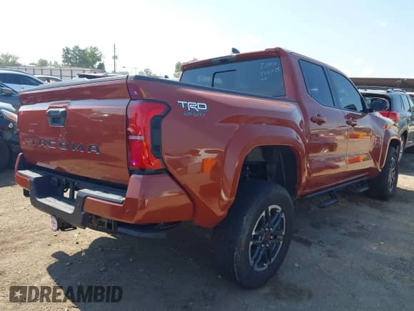 2025 Toyota Tacoma SR5 с VIN 3TMKB5FN7SM036657, выставлен на аукционе IAAI как лот 43373811 с пробегом 473 миль миль и . История ставок и продаж доступна на DreamBid. Изображение 4.