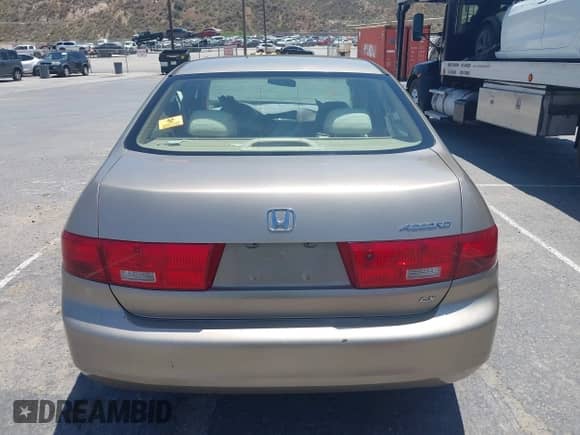 2005 Honda Accord LX с VIN JHMCM56475C004673, выставлен на аукционе IAAI как лот 42477938 с пробегом Не указан миль и . История ставок и продаж доступна на DreamBid. Изображение 16.