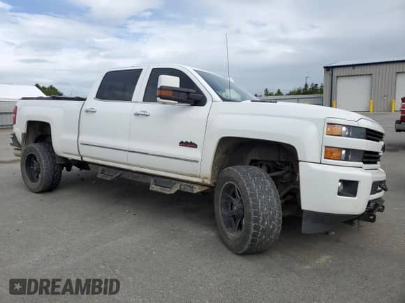 2015 Chevrolet Silverado 2500HD High Country z VIN 1GC1KXE84FF525901, wystawiony jako Copart lot #56946615 z przebiegiem 178 165 mil mil oraz Szkoda całkowita • Salvage title. Historia ofert i sprzedaży dostępna na DreamBid. Obrazek 4.