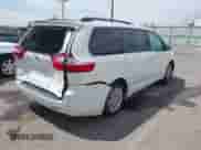 2017 Toyota Sienna XLE Auto Access Seat z VIN 5TDYZ3DC6HS880404, wystawiony jako IAAI lot #42783694 z przebiegiem 67 525 mil mil oraz . Historia ofert i sprzedaży dostępna na DreamBid. Obrazek 4.