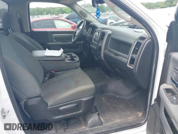 2019 Ram 1500 Tradesman z VIN 3C6JR6DT0KG636053, wystawiony jako IAAI lot #42329246 z przebiegiem 29 261 mil mil oraz . Historia ofert i sprzedaży dostępna na DreamBid. Obrazek 5.