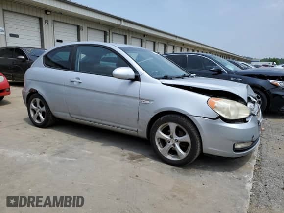 2007 Hyundai Accent SE z VIN KMHCN36CX7U038061, wystawiony jako Copart lot #63790134 z przebiegiem 104 618 mil mil oraz Szkoda całkowita • Salvage title. Historia ofert i sprzedaży dostępna na DreamBid. Obrazek 4.