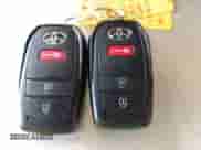 2025 Toyota Tacoma TRD Off Road z VIN 3TMLB5JNXSM148347, wystawiony jako IAAI lot #42923777 z przebiegiem 3 022 mil mil oraz . Historia ofert i sprzedaży dostępna na DreamBid. Obrazek 11.