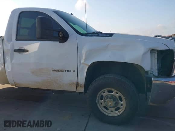 2008 Chevrolet Silverado 2500HD Work Truck z VIN 1GCHC24K88E110231, wystawiony jako IAAI lot #42913597 z przebiegiem 336 989 mil mil oraz . Historia ofert i sprzedaży dostępna na DreamBid. Obrazek 18.