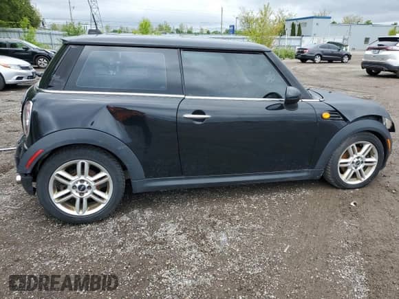 2011 MINI Hardtop z VIN WMWSU3C54BT253391, wystawiony jako Copart lot #57215905 z przebiegiem 199 273 mil mil oraz Czysty tytuł • Clean title. Historia ofert i sprzedaży dostępna na DreamBid. Obrazek 3.
