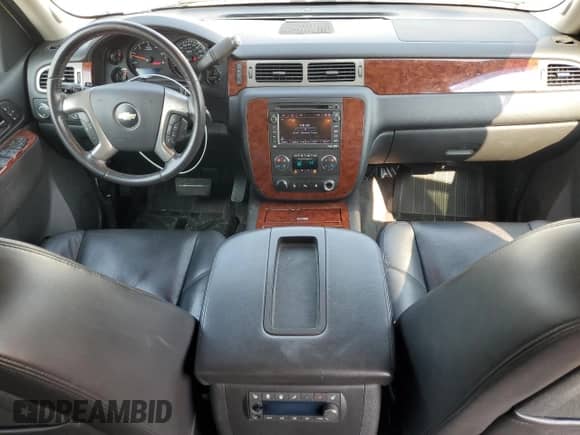 2010 Chevrolet Suburban LTZ z VIN 1GNUKKE33AR197955, wystawiony jako Copart lot #67382175 z przebiegiem 213 540 mil mil oraz Szkoda całkowita • Salvage title. Historia ofert i sprzedaży dostępna na DreamBid. Obrazek 8.