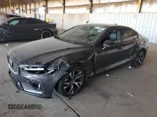 2024 Volvo S60 Core Dark Theme z VIN 7JRL12FK0RG318558, wystawiony jako Copart lot #81773685 z przebiegiem 25 646 mil mil oraz Szkoda całkowita • Salvage title. Historia ofert i sprzedaży dostępna na DreamBid. Obrazek 1.