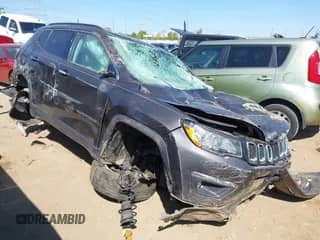 2017 Jeep Compass Latitude z VIN 3C4NJCBB5HT652985, wystawiony jako IAAI lot #43180879 z przebiegiem 82 805 mil mil oraz . Historia ofert i sprzedaży dostępna na DreamBid. Obrazek 1.