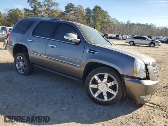 2011 Cadillac Escalade Premium z VIN 1GYS3CEF0BR392002, wystawiony jako Copart lot #88026135 z przebiegiem Nie podano mil oraz Szkoda całkowita • Salvage title. Historia ofert i sprzedaży dostępna na DreamBid. Obrazek 4.