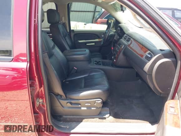 2010 Chevrolet Suburban LT z VIN 1GNUCJE07AR268426, wystawiony jako IAAI lot #42523275 z przebiegiem 252 841 mil mil oraz . Historia ofert i sprzedaży dostępna na DreamBid. Obrazek 5.