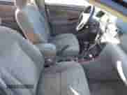 2004 Toyota Corolla CE z VIN 1NXBR32E94Z222166, wystawiony jako IAAI lot #43389737 z przebiegiem 249 184 mil mil oraz . Historia ofert i sprzedaży dostępna na DreamBid. Obrazek 5.