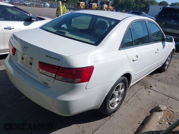 2006 Hyundai Sonata GLS z VIN 5NPEU46F76H104607, wystawiony jako IAAI lot #43332978 z przebiegiem 117 771 mil mil oraz . Historia ofert i sprzedaży dostępna na DreamBid. Obrazek 4.