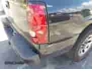 2005 Chevrolet Silverado 1500 LS z VIN 2GCEC13T451322080, wystawiony jako IAAI lot #43125281 z przebiegiem 205 678 mil mil oraz . Historia ofert i sprzedaży dostępna na DreamBid. Obrazek 18.