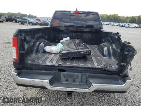 2023 Ram 1500 Big Horn z VIN 1C6RREBG2PN608059, wystawiony jako Copart lot #80358075 z przebiegiem 87 678 mil mil oraz Szkoda całkowita • Salvage title. Historia ofert i sprzedaży dostępna na DreamBid. Obrazek 6.