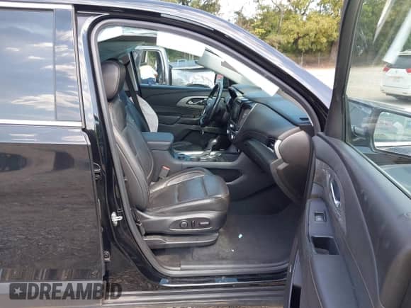 2020 Chevrolet Traverse LT z VIN 1GNERHKW8LJ177834, wystawiony jako IAAI lot #43236003 z przebiegiem 86 399 mil mil oraz . Historia ofert i sprzedaży dostępna na DreamBid. Obrazek 5.