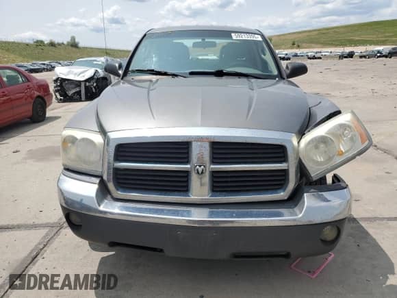 2005 Dodge Dakota SLT z VIN 1D7HW48K15S353766, wystawiony jako Copart lot #59213395 z przebiegiem 182 659 mil mil oraz Szkoda całkowita • Salvage title. Historia ofert i sprzedaży dostępna na DreamBid. Obrazek 5.