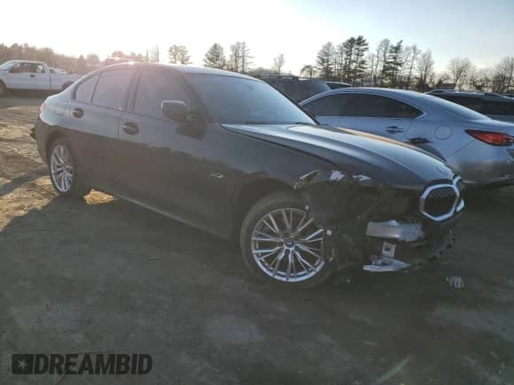 2023 BMW 3 Series 330e xDrive z VIN 3MW39FS09P8D11748, wystawiony jako Copart lot #44185745 z przebiegiem 42 618 mil mil oraz Czysty tytuł • Clean title. Historia ofert i sprzedaży dostępna na DreamBid. Obrazek 4.