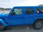 2025 Jeep Wrangler Sahara z VIN 1C4PJXEN8SW589601, wystawiony jako IAAI lot #42598990 z przebiegiem 636 mil mil oraz . Historia ofert i sprzedaży dostępna na DreamBid. Obrazek 13.