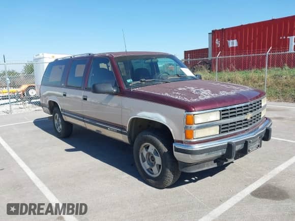 1993 Chevrolet Suburban z VIN 1GNFK16K8PJ405814, wystawiony jako IAAI lot #43430783 z przebiegiem 267 694 mil mil oraz . Historia ofert i sprzedaży dostępna na DreamBid. Obrazek 1.